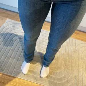 Högmidjade jeans med stretch. I mycket fint skick, säljes endast för att de blivit för stora. 