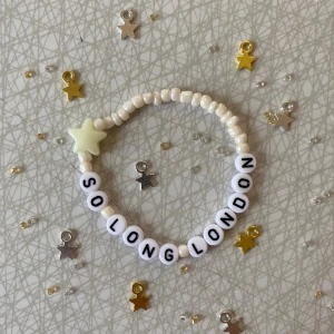 Taylor Swift Friendship Bracelet  - ⭐️ Elastisk tråd, ca 15 cm innerkrets, kan göra nytt efter din storlek ⭐️    ⭐️ PRISKLASS 1: 1x 20 kr,  2x 35 kr, 3x 50 kr⭐️     ⭐️Kan även göra beställningar!⭐️     🤍The Tortured Poets Department🤍