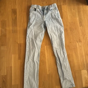 Gina tricot jeans - Storlek 32, bra skick använd 1-2 gånger.