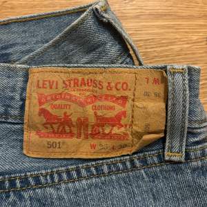 Ljusblåa levi’s jeans - bättre pris vid snabb affär  Size 33/30 Bra passform med uppsprättade ben för bättre längd. Skick 9/10 Använda fåtal gånger