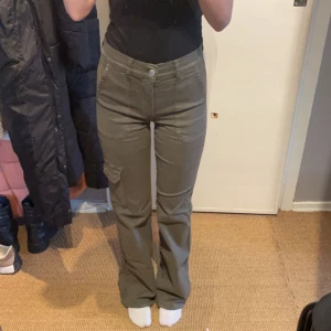 Cargo byxor Gina ticot  - Skit snygga cargo byxor från Gina tricot i storlek xs men har stretch så de skulle passa till s också. Säljer dessa då de inte kommer till andvändning längre.