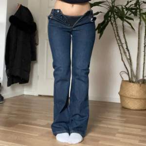 Säljer mina mörkblå Levis jeans då dem är för små🥲 dem är i mycket bra skick. Low waist & straight leg. Kolla sista bilden för mått. Pm mig för fler bilder osv🥰 