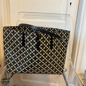 By Malene Birger väska  - By Malene Birger väska i fint skick dock en mindre fläck inne i väskan. Perfekt modell på väskan enligt mig! Hör gärna av dig för fler bilder på väskan! 