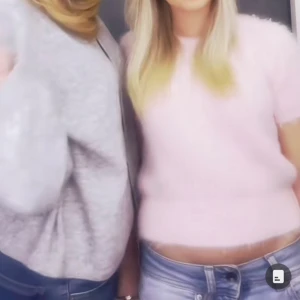 Fluffig rosa topp  - Säljer en topp som aldrig kommit till användning. Jag har strl S vanligtvis men L sitter ganska cropppat på mig ändå🩷nypris 329kr