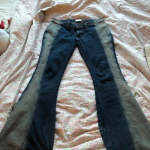 Weekday utopia jeans - Säljer dessa weekday utopia jeans för 200kr, insydda på innerbenet så benen blir lite smalare men annars storlek 31, bra sick pyttelite trasiga längst ner(kan skicka bild) nypris:runt 500kr. Kontakta mig vid frågor och funderingar!💓