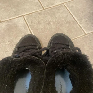 Inukki - I bra skick men inte toppen, köptes för 3800kr på Therlunds men säljs för 1200kr. Tveka inte på att skicka prisförslag! Köpte drnna vintern och använda max 10ggr, mrn skicket är sådär! Stl 41 men passar mig som har 39-40!