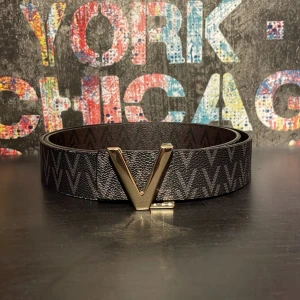 Valentino bälte - Snygg valetino bälte som jag fick i julklapp. Testad men har inte använt det mer för var inte min stil. Har ingen defekter eller så. Lådan finns även kvar.