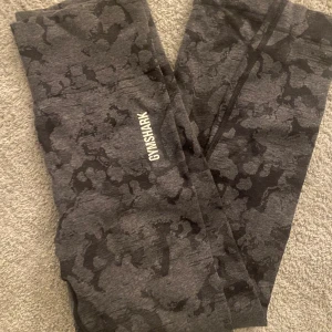 Gymshark träningstights  - Säljer dessa träningstights från gymshark i storlek s, har en liten reva, kolla bild 3. Annars jättefint skick 
