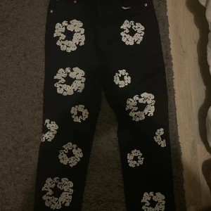 Denim tears Levis  - Helt nya levis denim tears, oanvända Stl 30w 32l Skriv för mer info/bilder!!