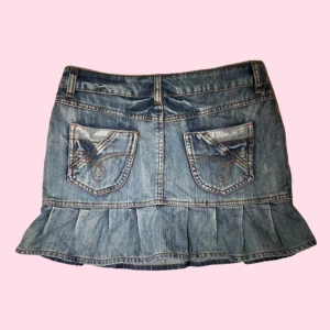 kort jeanskjol  - jeanskjol med volang 🎀 vill egentligen inte sälja men den har blivit för liten :,) priset kan diskuteras, kontakta gärna vid frågor <3 