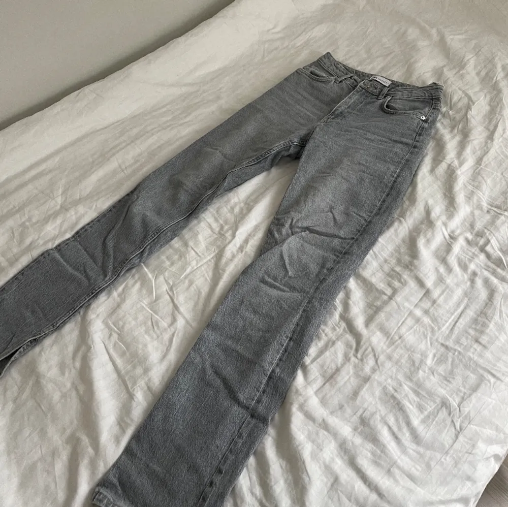 Super fina jeans med straightleg från Zara! Tajta vid rumpan och lår men går sedan ut, storlek 36, är lite stretchiga. . Jeans & Byxor.