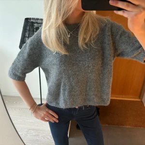 Stickad tshirt i alpackaull  - Såå fin stickad Tshirt i alpackaull från Lindex, sparsamt använd 💕💕