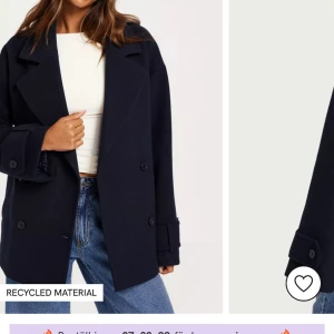 kort kappa från Nelly - Kort marinblå kappa från Nelly.com i storlek XS. Köptes i höstas men har inte kommit till mycket användning💙 Nypris 699kr