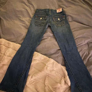 True Religion Jeans - Säljer dessa sååå snygga Lågmidjade bootcut jeansen då jag ej använder. Använt ca 3 ggr. Jätte bra skick💘 Nypris 800kr!!