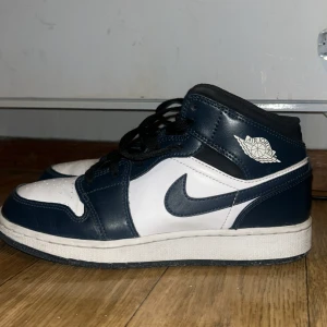 Air jordans mid - Ett par fina air jordans mid, köpta på kick game i Manchester. Köpta för ungefär 2300kr säljes för 800kr Storlek 38,5