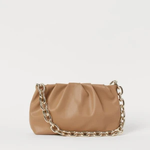 H&M väska  - Brun väska med guld detaljer, endast använd några få gånger🫶🏽