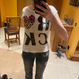 Rock t shirt - Säljer denna rock tshirt💕 storlek 146/152 men passar mig som har storlek S och är 170! ganska gammal den svarta texten har tappat lite färg 💕 skriv för fler bilder! Pris kan diskuteras 💕💕