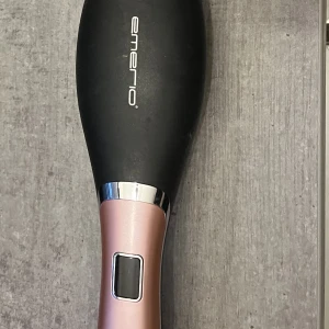 Värme borste/ platt borste - Jätte bra älskar den de sliter inte alls lika mycket på håret som en plattång men jag behöver pengar så jag säljer den vi kan diskutera pris och sånt om ni vill❤️