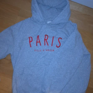 Hoodie - Hoodie med broderitryck Har en jättefin fit med blandning av boxig och normal fit Storlek M