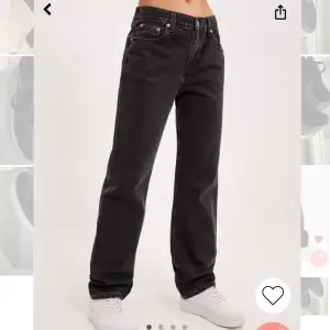 Levis jeansen är köpta på Nelly i storlek 27 (sitter som storlek 38/M) Säljer då de var för stora på mig Nypris 999kr