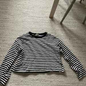 Randig tröja  - Randig tröja från H&M i storlek S. Mycket bra skick.