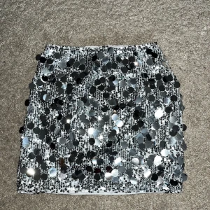 Glittrig kjol - Väldigt fin glittrig kjol💞 Man kan välja själv om man vill ha den högmidjad eller lågmidjad💞 Aldrig använd, endast testade hemma💞