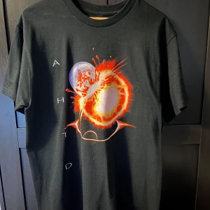 The weeknd T-shirt - T-shirten är köpt nu i somras på hans konsert och säljs då den inte kommer till användning.  (Väldigt svårt att få tag på den i nuläget)