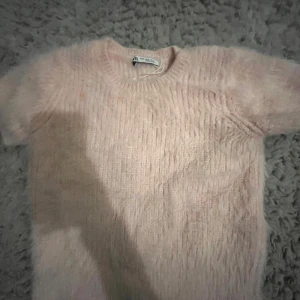 Zara tröja - Säljer denna tröja från zara som är super fin och i bra skick, men jag trycker den inte passar in i min stil så bra så jag väljer att sälja den! Kom privat för frågor💓
