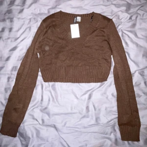 Långärmad topp - Kort stickad topp från H&M, aldrig använd. Storlek M men passar S💓