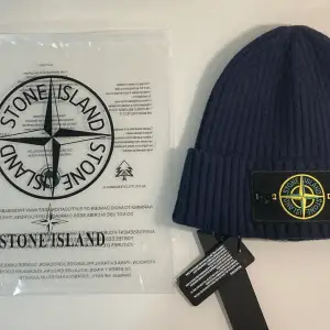 Säljer denna Stone island mössan. Har inte haft på mig den har bara testat. Taggen är kvar. 