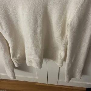 Finstickad tröja - Finstickad tröja från hm, använd fåtal ggr, super bra skick💕 säljer likadan modell fast grå på min profil!!