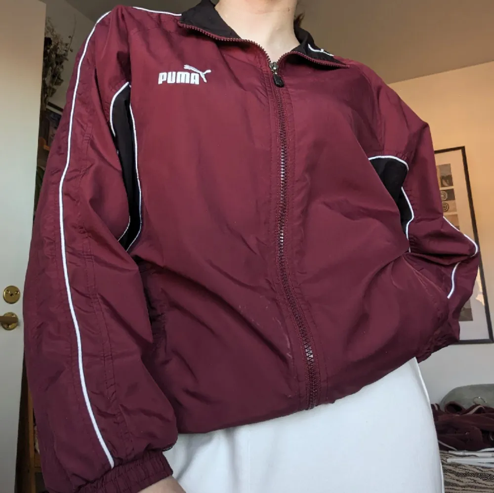 Puma windbreaker/anorak i XL barnstorlek, passar bra på S. Trasig på insidan av ena ärmen men det syns inte och går nog att laga annars.. Jackor.