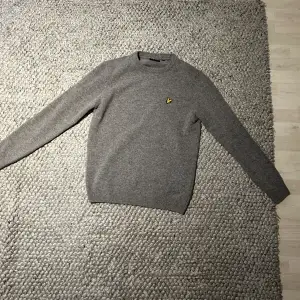 Stilren stickad tröja av lyle & scott som passar till allt! Köpt för ett tag sen men aldrig kommit till användning så den är i väldigt fint skick! Köptes för 700kr!