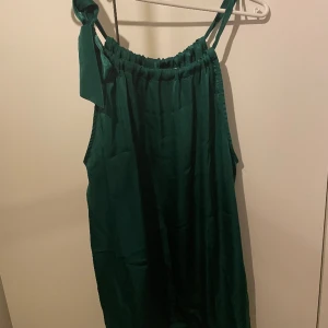 Linne saint tropez - Grönt Linne från saint tropez i storlek xl.  Går att knyta upp och justera höjd på linnet  