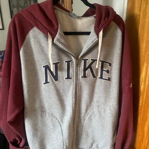 Nike zipup  - Fett snygg hoodie, ger lite vintage vibes, kommer dock inte till användning längre🥲