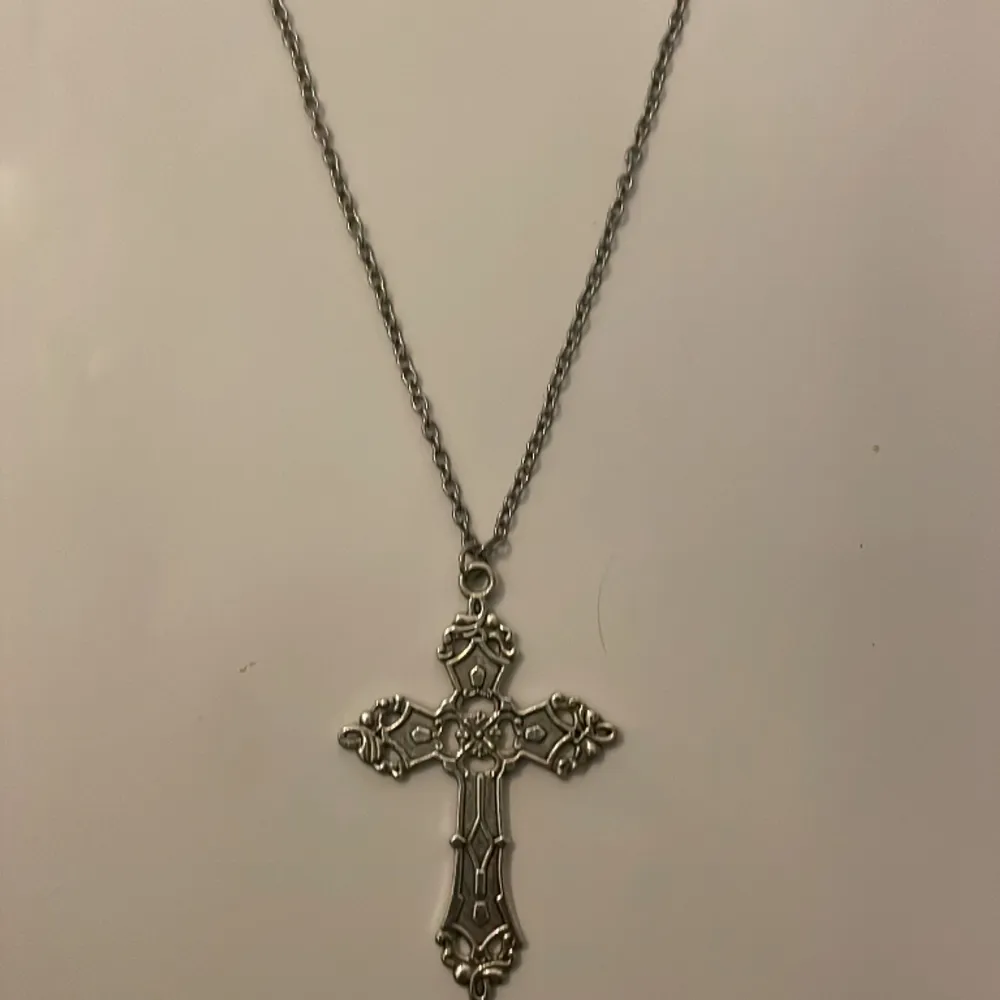  Necklace with a cross . Accessoarer.