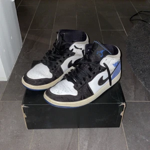 Jordan 1’s - Säljer ett par 1’or köpta från plick som är i OK skick, tyvärr creasade, köpta i värre skick så har gjort det jag pallar för att fixa till dem. Storlek 43. Bara att skicka ifall du har några funderingar!