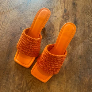 Klackskor  - Säljer dessa söta orangea klackskor. Köpta på NA-KD för 500, säljer för 249. Använda en gång på stan. 