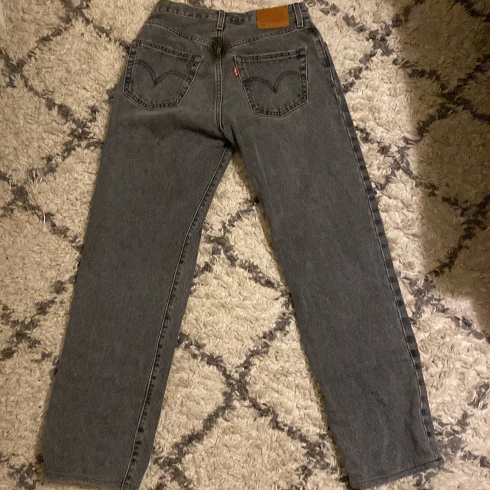 Gråa Levis jeans som använts några gånger, passar dig mellan 164-170 cm. Jeansen har en liten deflektion (Skada) på vänster ficka. Men inget man tänker eller ser särskilt väl. Pris kan diskutera vid snabb affär.. Jeans & Byxor.