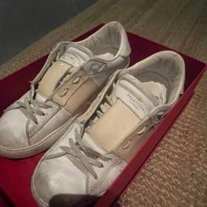 Valentino sneakers i användt skick, box osv medföljer, samt nya skosnören🩷