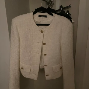 Supersöt kofta/jacka! - Superfin kofta/jacka från ginatricot, väldigt stilren! Perfekt nu till våren, storlek 36😻 hör av er vid fler funderingar