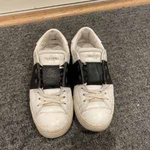 Valentino skor - Jätte fina valentino skor köpta för ett år sedan för 3000 säljer för 1800 
