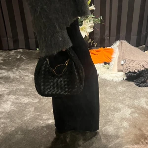 Liten väska - Liten söt väska, ett stort fack med ett mindre fack med dragkedja inuti💕guldiga detaljer!