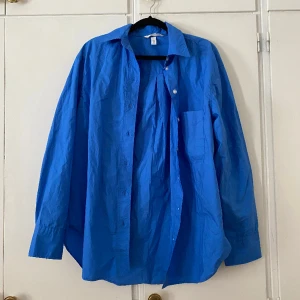 Skjorta - Stilren skjorta som är använd 1-2 gånger. Inte min stil helt enkelt. Nypris 299kr 🫶