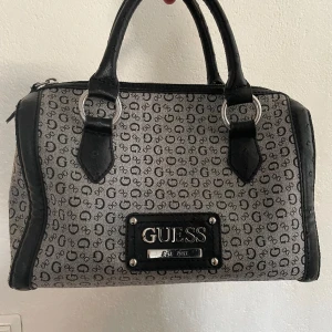 En äkta guess väska - Detta är en vintage guess väska. Skriv privat för fler bilder💞💞