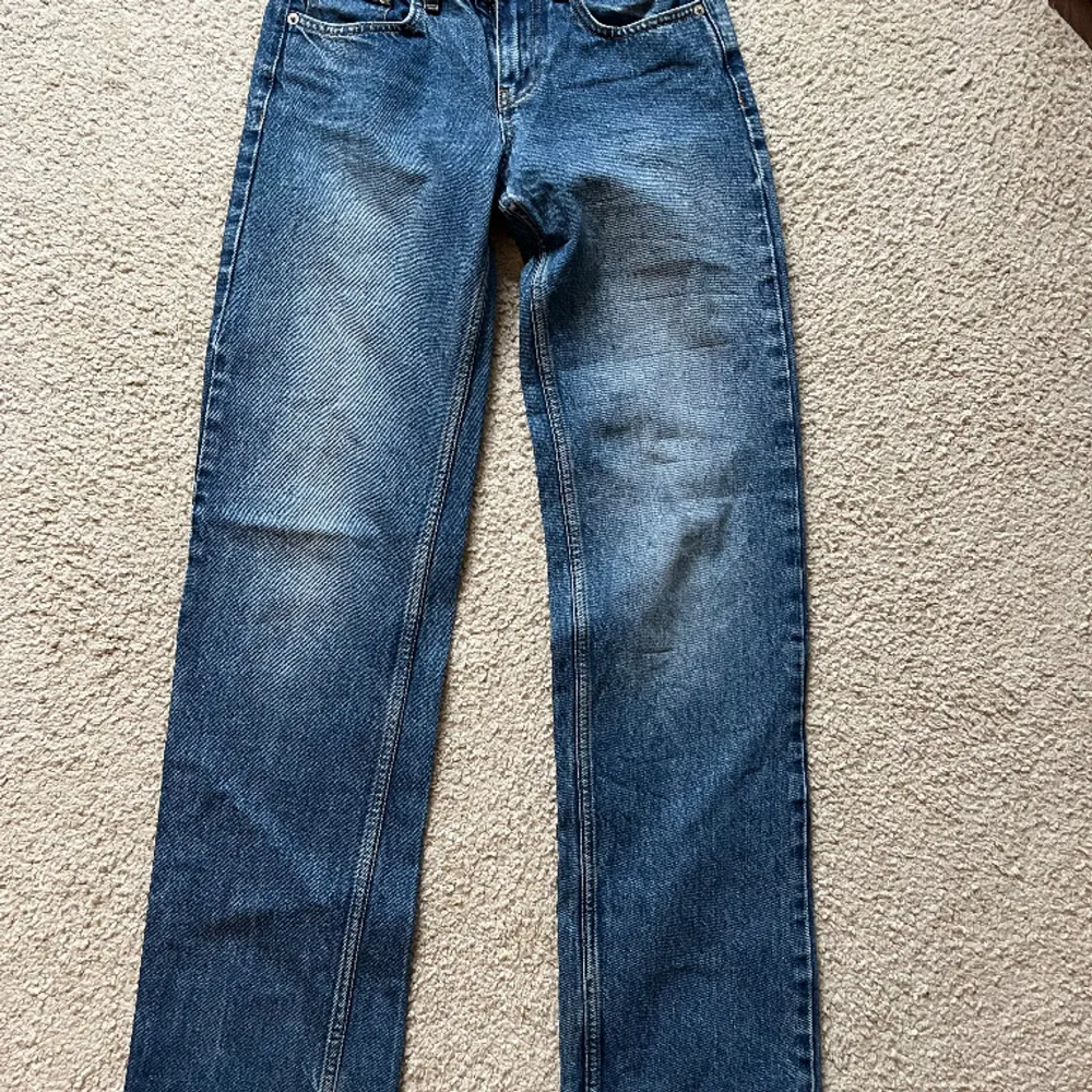 Hej! Jag säljer dessa skit snygga raka och lågmidjade jeans från nelly eftersom att dom inte passar mig! Jag är inte helt säker på storleken men jag tror den är strl 32!! Dom är i super skick☺️. Jeans & Byxor.