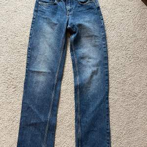Hej! Jag säljer dessa skit snygga raka och lågmidjade jeans från nelly eftersom att dom inte passar mig! Jag är inte helt säker på storleken men jag tror den är strl 32!! Dom är i super skick☺️