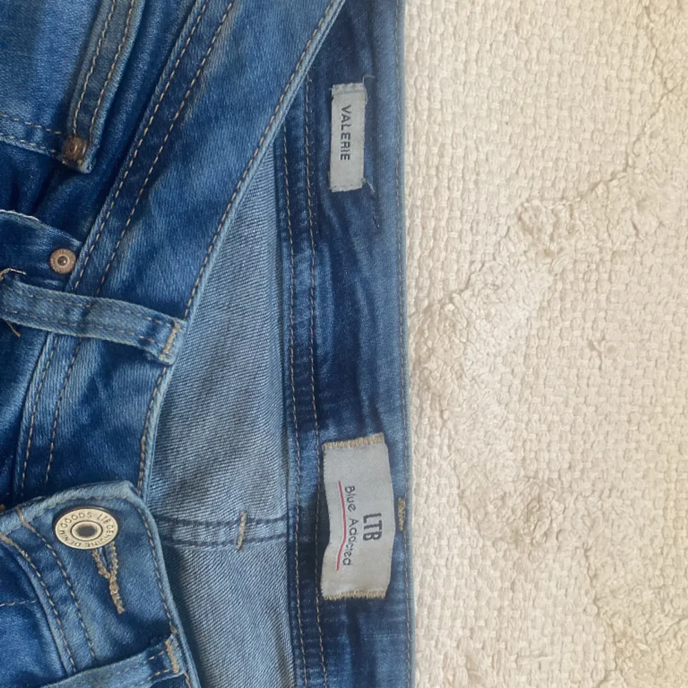 Säljer dessa super fina ltb jeans då de inte passar. Lite missfärgade längst nere. Skriv för fler bilder.  Frakt är redan med räknat i priset.  💕💕 Kan sänka priset vid snabb affär.. Jeans & Byxor.