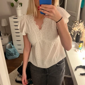 Vit topp - Vit topp med spets 