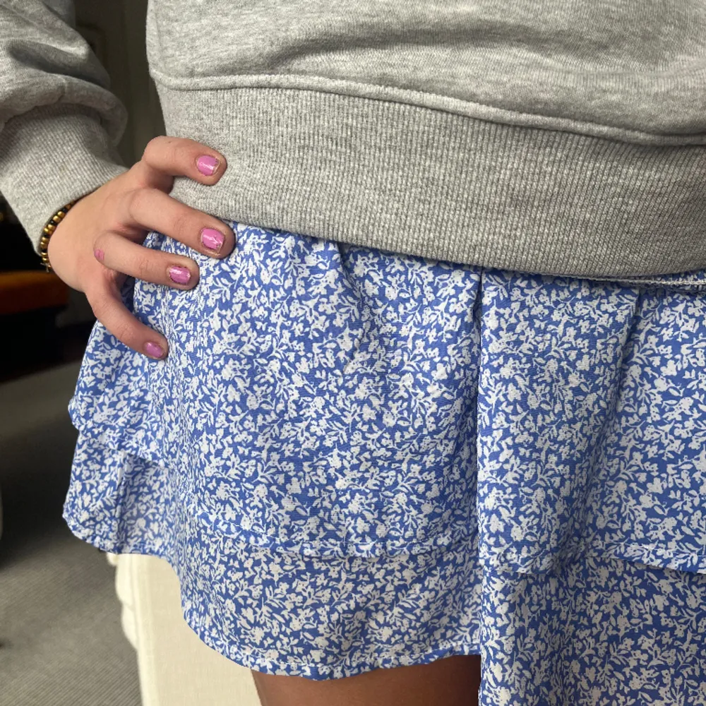 Snygg sommar kjol från shein!! 💕💕 storlek 11-12 men passar xs -s! Mycket bra skick 😇😇. Kjolar.